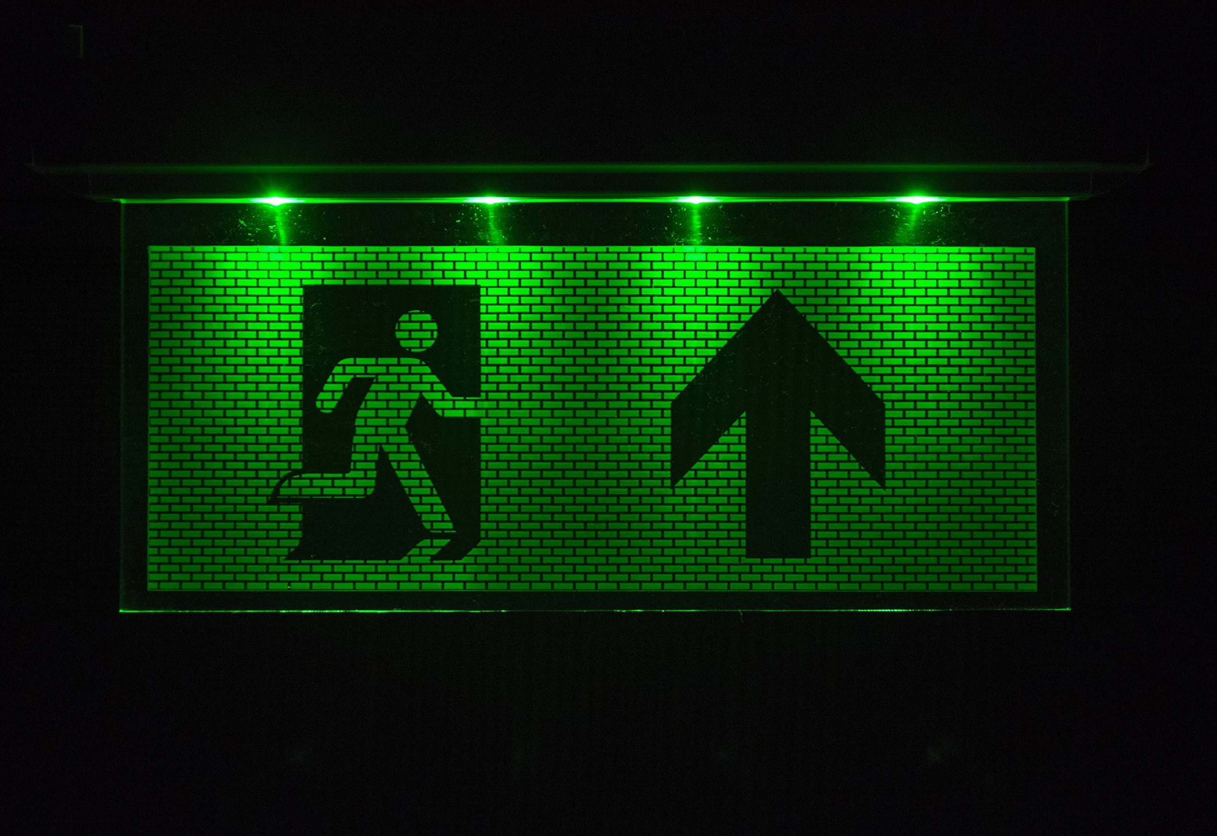 Lampa awaryjna z strzałką w górę do drogi ewakuacyjnej