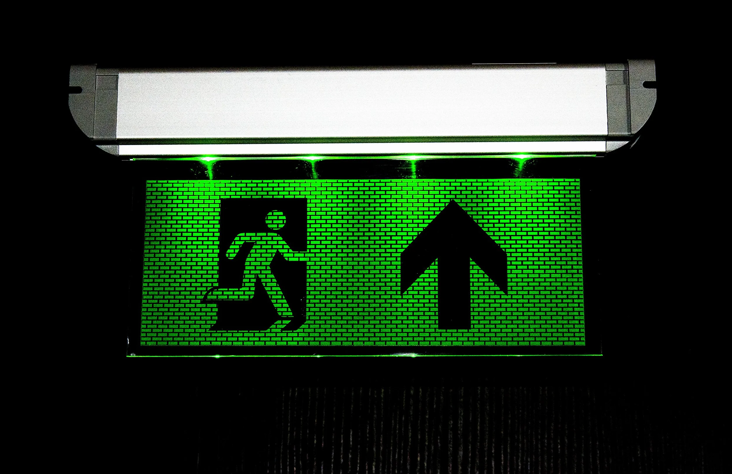 Lampa awaryjna z strzałką w górę do drogi ewakuacyjnej