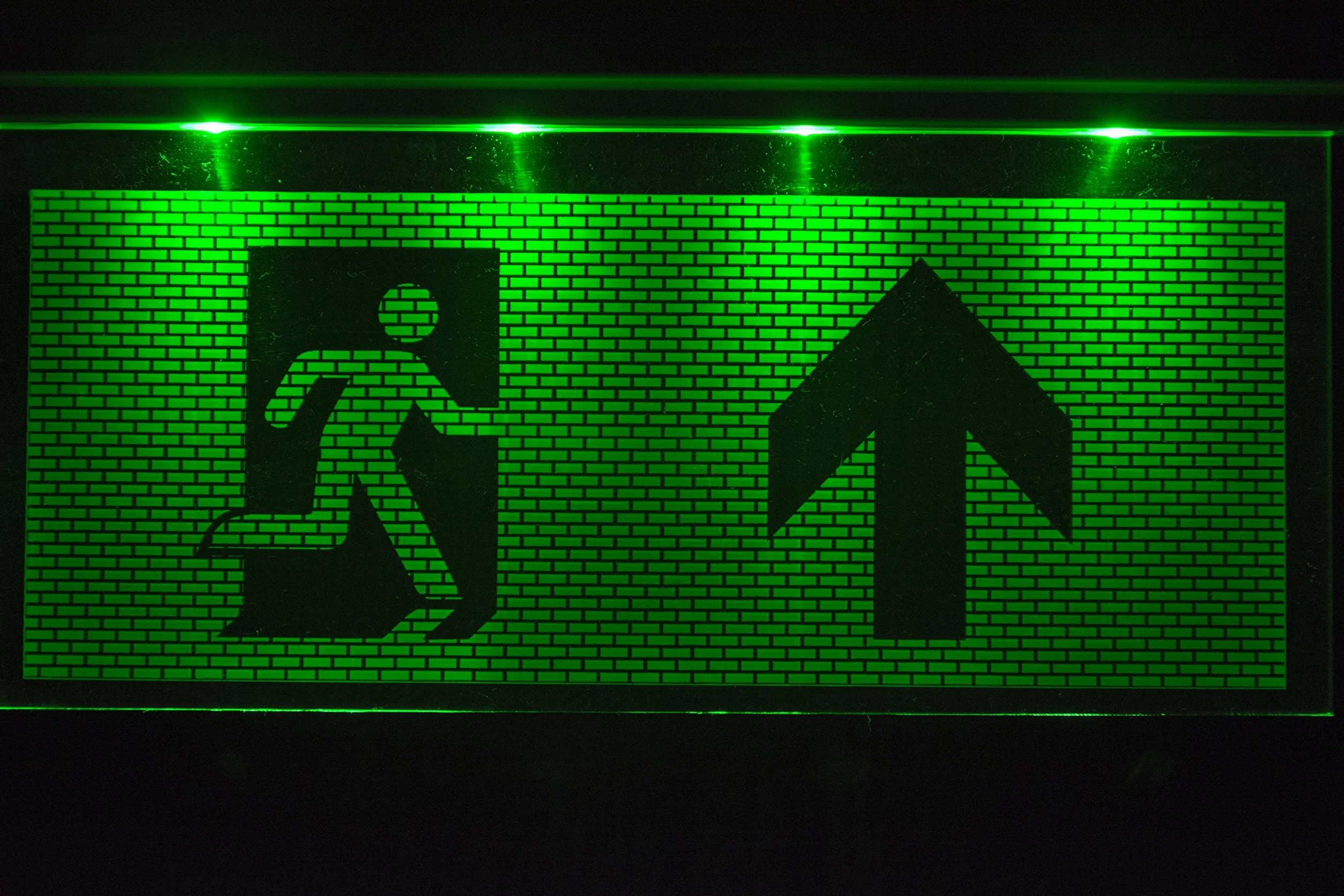Lampa awaryjna z strzałką w górę do drogi ewakuacyjnej