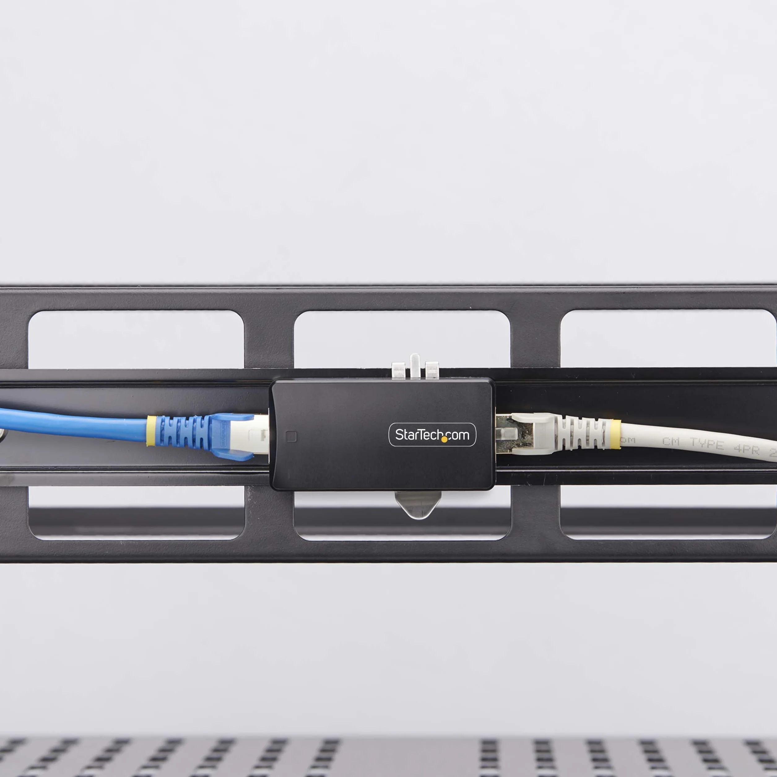StarTech.com 1-portowy gigabitowy izolator sieciowy, kompaktowy łącznik Ethernet RJ45 z izolacją galwaniczną 4kV, IP40, TAA