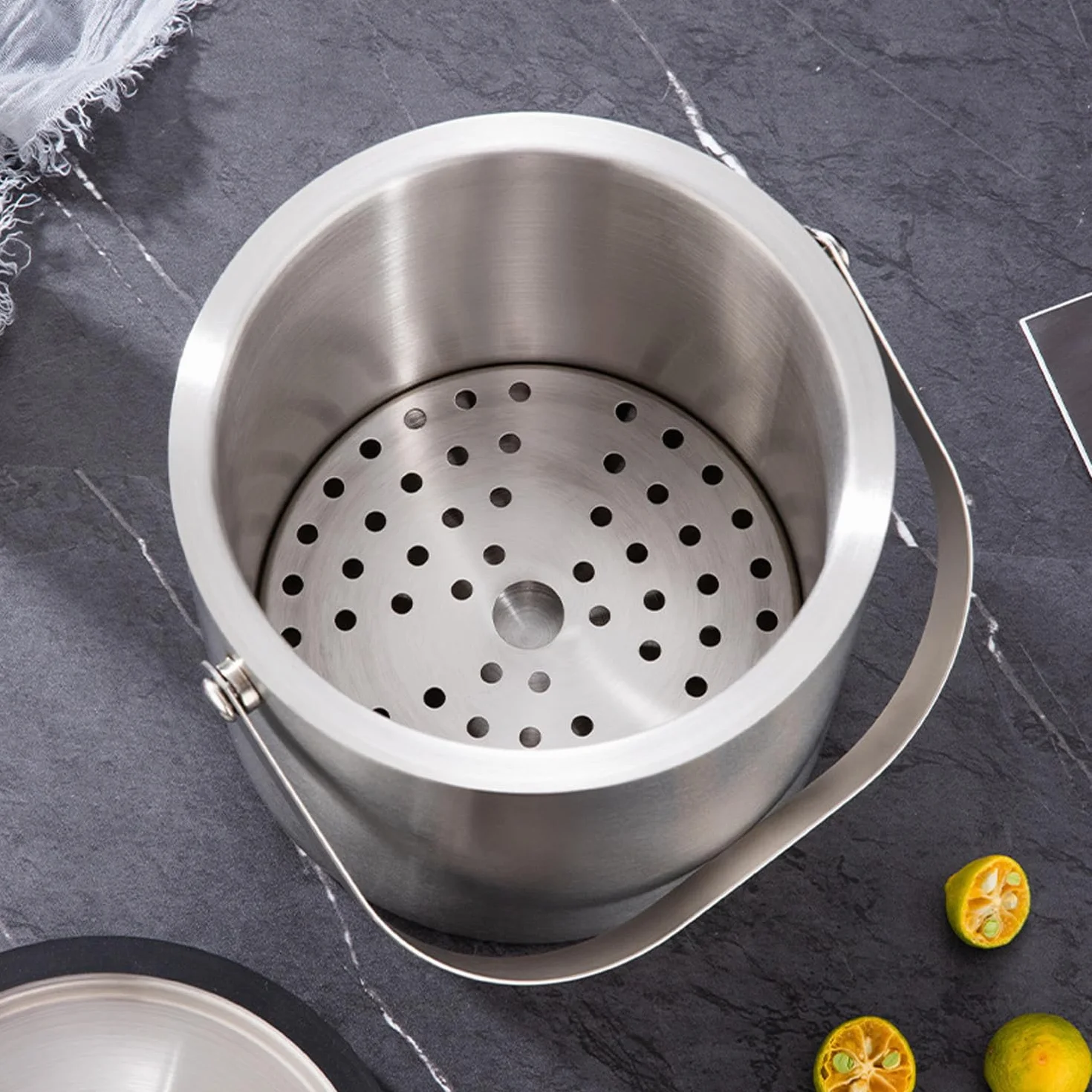 Ice Cube Tray, pojemnik na kostki lodu, 2 l, ze stali nierdzewnej, z sitkiem i szczypcami do lodu, do przechowywania lodu i chłodzenia napojów, kolor srebrny