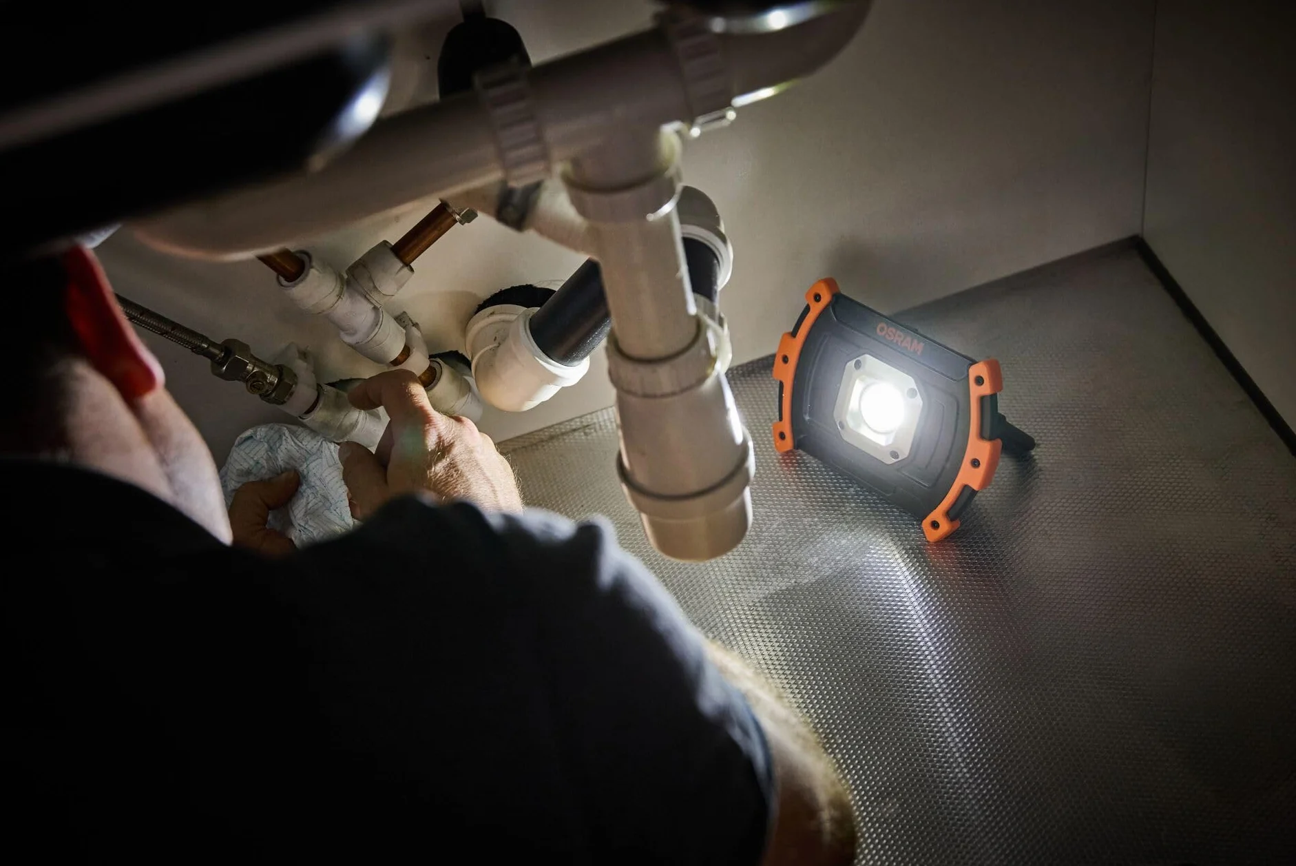 OSRAM FLOODLIGHT 600 ESSENTIAL, do 600 lm, wielokątna lampa inspekcyjna LED z możliwością ładowania