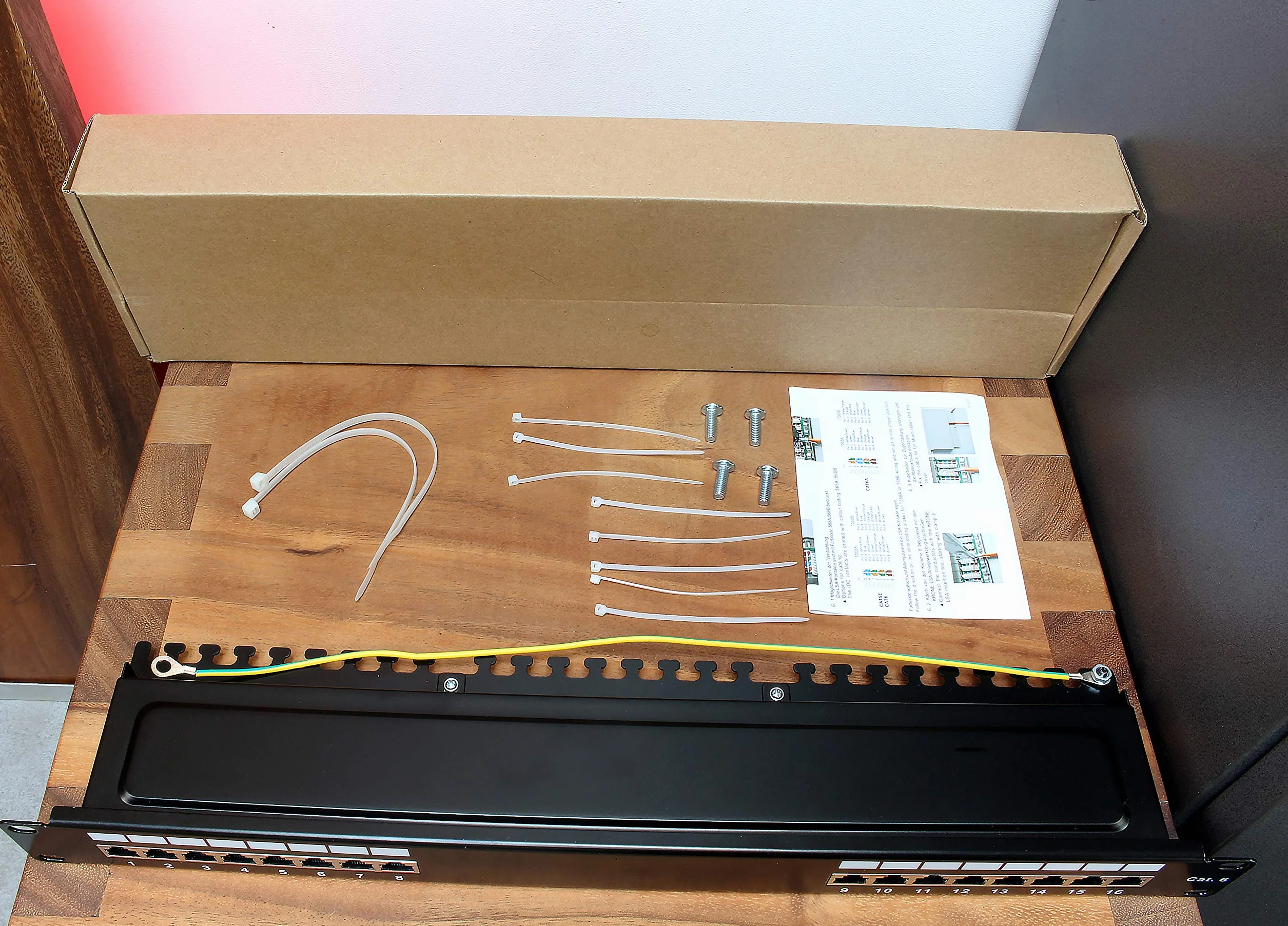 Panel krosowy CAT6 16 port czarny LSA+ RJ45 TIA 568 A/B